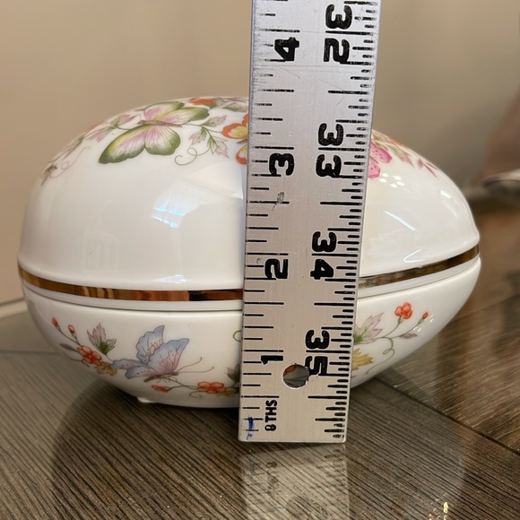 Vintage 1974 Avon Butterfly Fantasy Porcelain Treasure Egg - Trinket Box - Picture 15 of 16